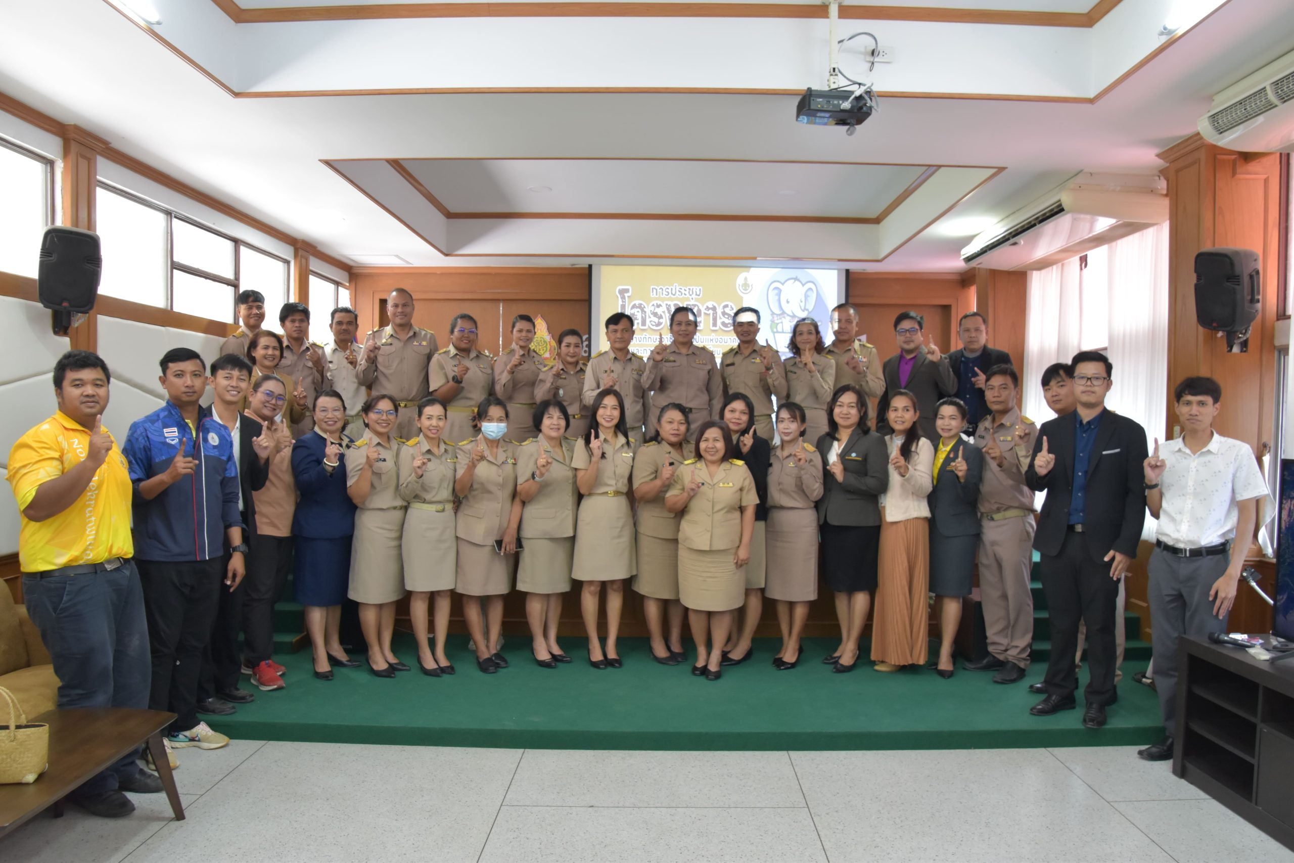 การประชุมการขับเคลื่อนโครงการการเสริมสร้างทักษะอาชีพที่จำเป็นแห่งอนาคต(future skill)และการมีรายได้ระหว่างเรียน Learn To Earn SRN1 E-Market สพป.สุรินทร์ เขต 1