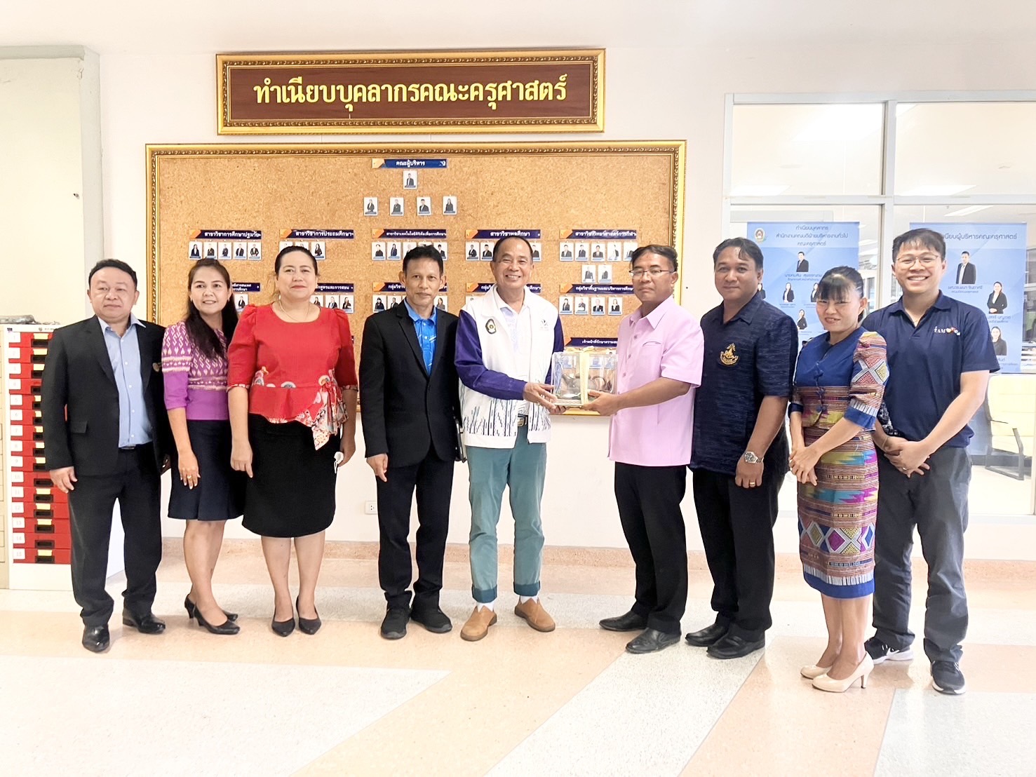 การขับเคลื่อนการบริหารงานโรงเรียนขนาดเล็กและการต่อยอดสินค้าของโรงเรียนในสังกัดเพื่อยกระดับสินค้าในตลาด E-Market