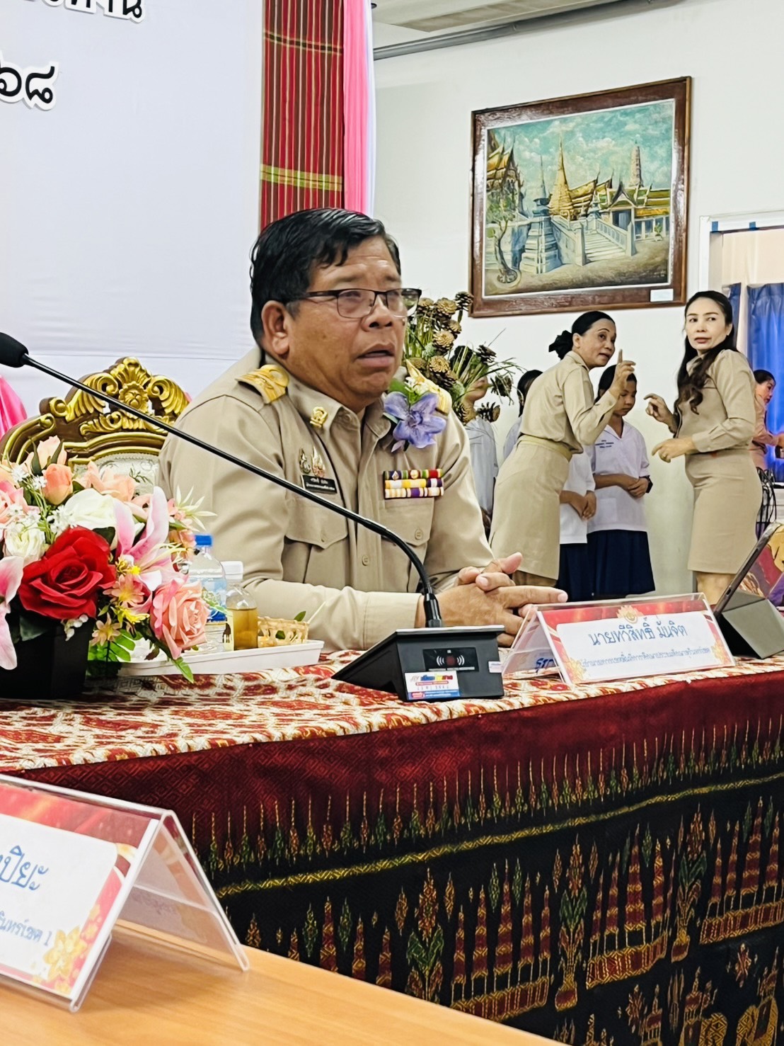 มอบนโยบายและแนวทางการจัดการศึกษาแก่ผู้บริหารสถานศึกษา และตรวจเยี่ยมให้กำลังใจผู้บริหาร ครูและนักเรียนในเครือข่ายบริหารสถานศึกษาแบบบูรณาการเมืองสุรินทร์ 6