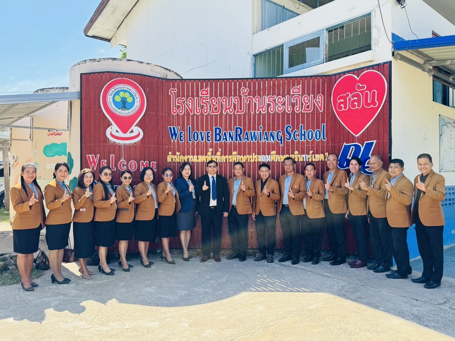 มอบนโยบายและแนวทางการจัดการศึกษาแก่ผู้บริหารสถานศึกษา และตรวจเยี่ยมให้กำลังใจผู้บริหาร ครูและนักเรียนในเครือข่ายบริหารสถานศึกษาแบบบูรณาการศีขรภูมิ 1